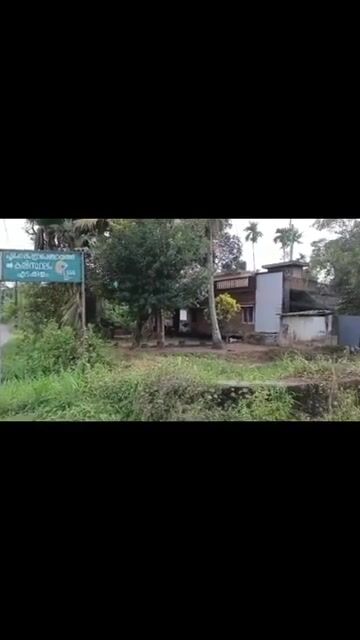 22 Cents Land with Old House for Sale - Edakkulam, Irinjalakuda, Thrissur – Roadside property
